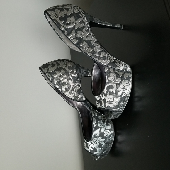 Nine West 4" Silver & Black platform heels - Picture 3 of 5
